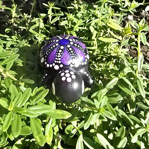 Petite tortue décorative – mandala violet iridescent et rose - peint à la main