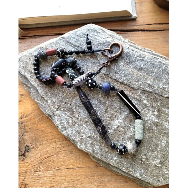 Un collier unisexe de légendes avec perles africaines rares de collections: "des etats de grâce "