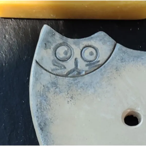 Le gardien du savon - porte-savon chat en céramique émaillée .