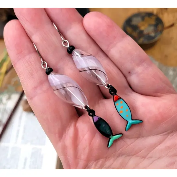 Des boucles d'oreille baroques , chics et citadines avec perles en verre soufflé artisanal et breloques poissons: "coucou les sardines"