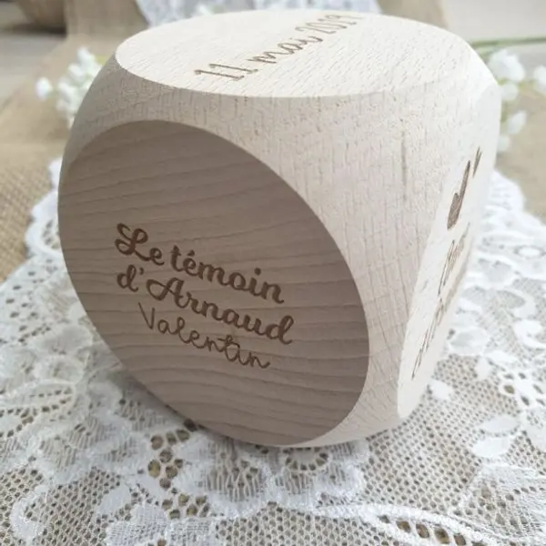 Gros cube / dé de mariage personnalisé en bois
