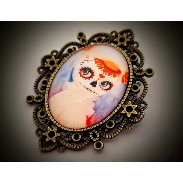 Broche talisman memento mori - portrait gothique inspiré des cabinets de curiosités.