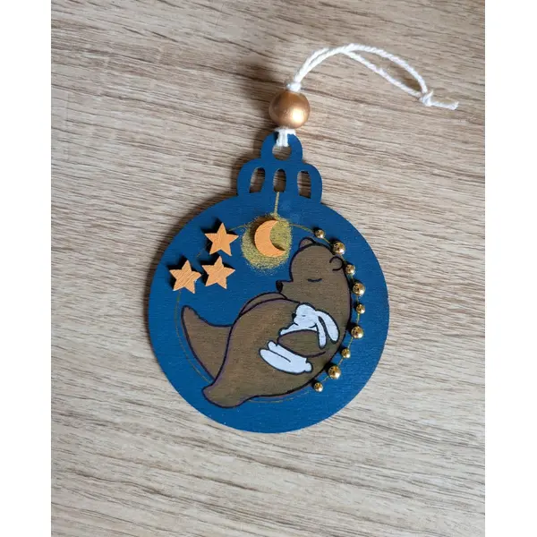 Petite boule de noël en bois illustration ours brun