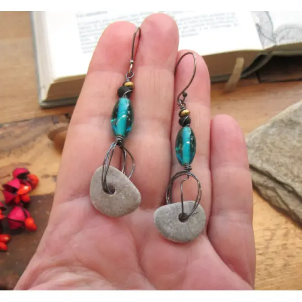 Des boucles d'oreille minimalistes petites créoles avec galets pierre de la baltique .... : "aux pays des lunes"