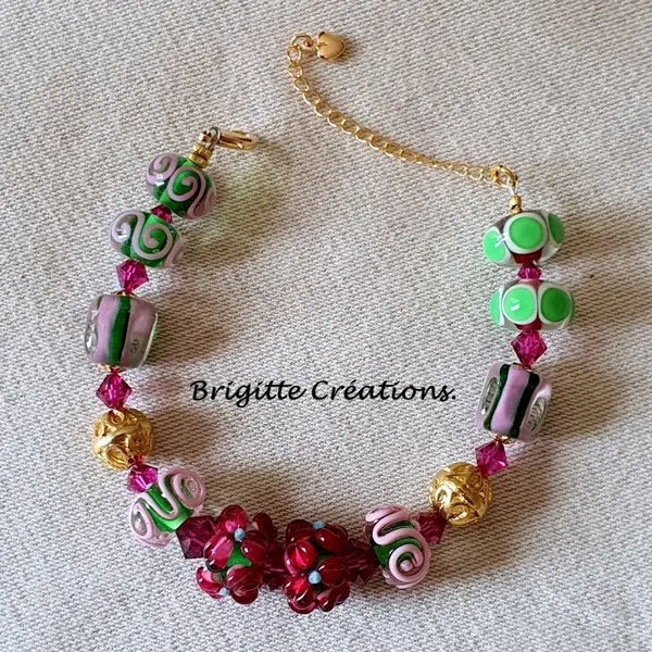 Bracelet réalisé en perles de verre fleurs et perles rondes en verre.