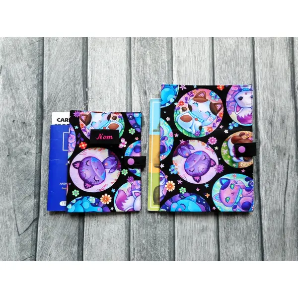 Protège carnet de santé pour chat, chats mignons bulles violet, etui passeport ou range ordonnances, nom brodé