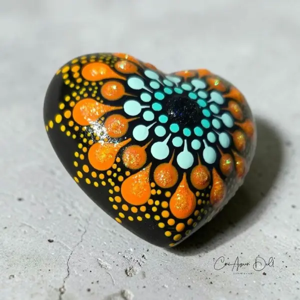 Petit cœur mandala vert d’eau & orange – peint à la main