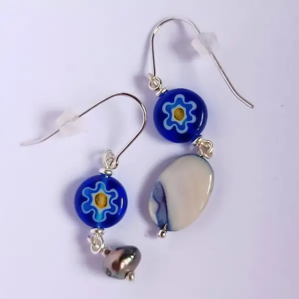 Parure boucles et bracelet assorti, keshis de tahiti et fleurs bleues sur argent 925 rhodié poinçonné