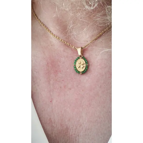 Collier médaillon trèfle – acier inoxydable doré