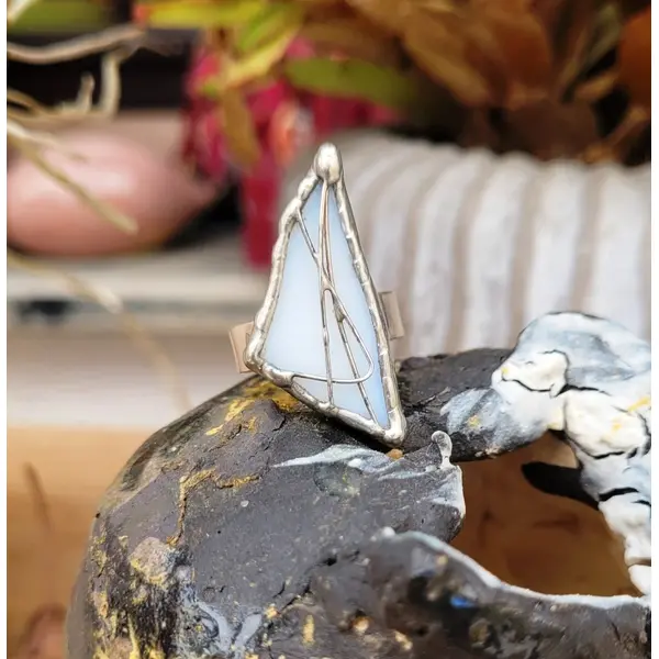 Un prix sympathique pour cette bague ajustable vitrail verre et étain ( 56 à 59) ... !!!!
