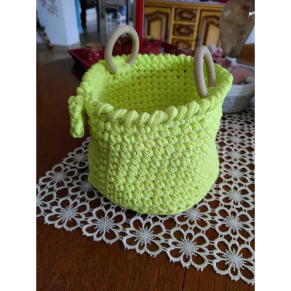 Panier jaune neuf au crochet fait main