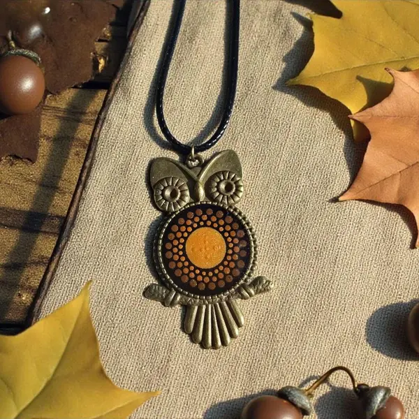 Collier hibou bronze avec mandala peint à la main – bijou artisanal