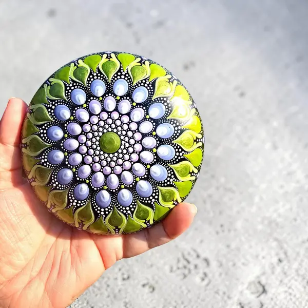Grande pierre mandala bronze & mauve en plâtre résine – peinte à la main