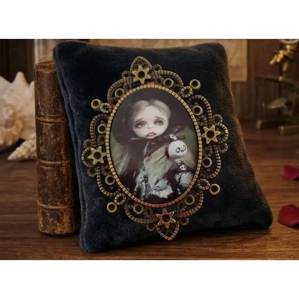 Broche poupée gothique - bijou halloween artisanal - cadeau insolite mystérieux.