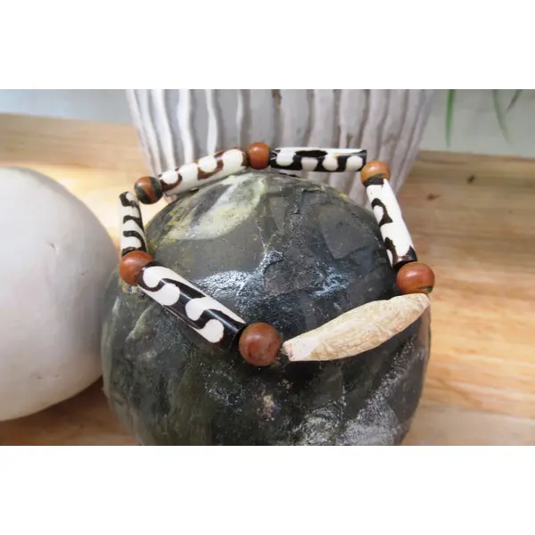 Un bracelet de type africain avec perles batik et anciennes perles en jaspe .. !!!!! : "faire rire ton coeur"
