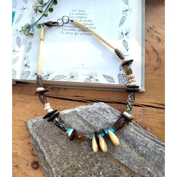Collier grand "ras de cou" shabby chic avec perles nacre, agate, granit .. : "réveillés de la vie"