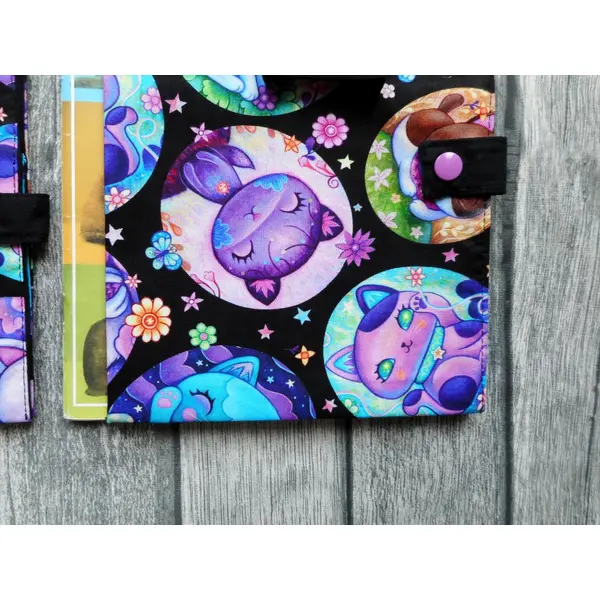 Protège carnet de santé pour chat, chats mignons bulles violet, etui passeport ou range ordonnances, nom brodé