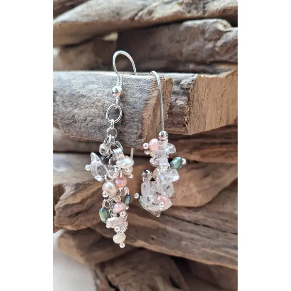 Boucles d'oreilles asymétriques "éclat d'eau douce" – perles nacrées et verre – acier inoxydable