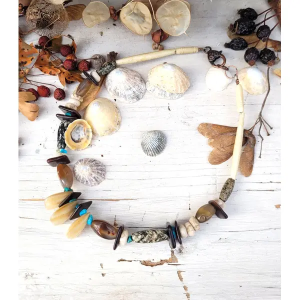Collier grand "ras de cou" shabby chic avec perles nacre, agate, granit .. : "réveillés de la vie"