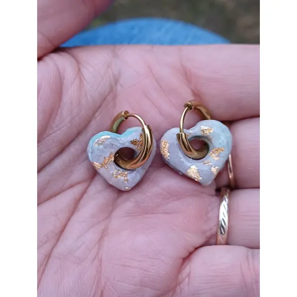 Boucles d'oreilles créoles petit coeur en argile polymère marbré vert d'eau taupe beige et anneaux or en acier inoxydable ( 16mm )