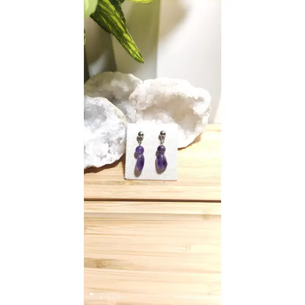 3 variations de boucles d'oreilles en améthystes