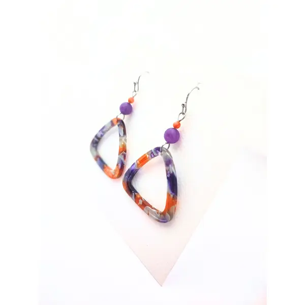 Boucles d'oreilles triangles en acétate colorés et perles assorties