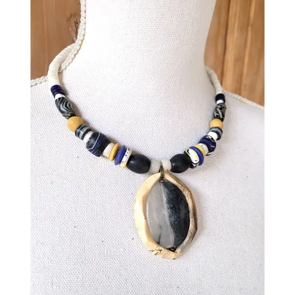 Allure tribale, boho, chic et citadine pour ce collier, un beau cabochon d'agate et os comme pendentif : "rythmes sauvages "