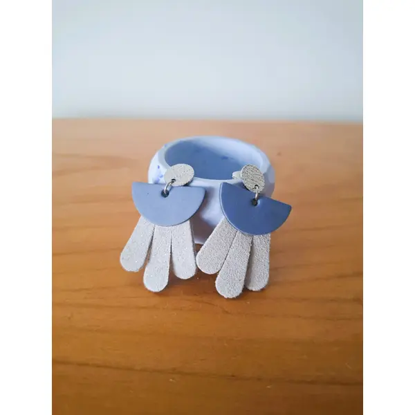 Boucles d'oreilles cuir recyclé bleu pale