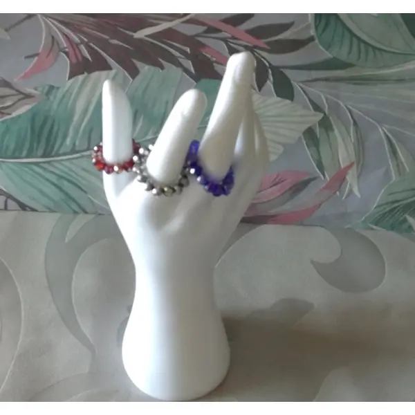 3 belles bagues en perles à facettes en verre