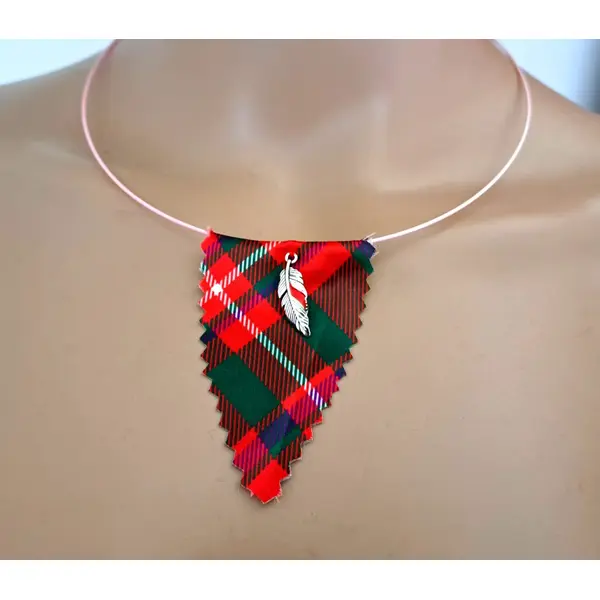 Collier triangle tissue vert, rouge, blanc, tour de cou semi-rigide rose très pale, plume en métal argenté, fermoir à vise métal