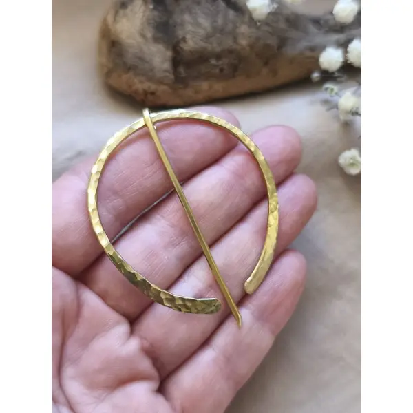 Broche fibule ronde en laiton 4,5 cm – fibule celtique martelée – épingle pour châle et tricot