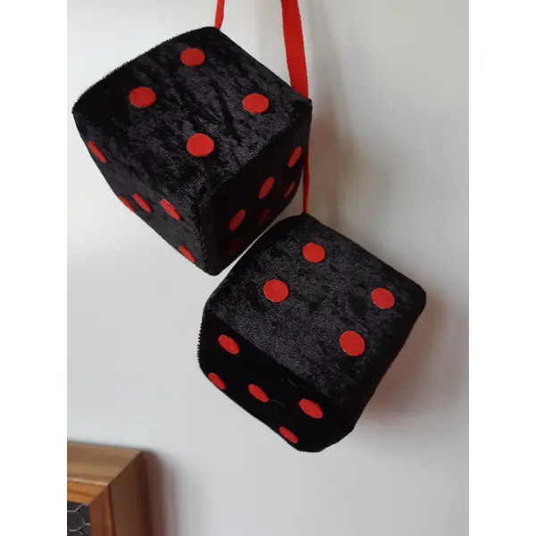 Fuzzy dices noir et rouge