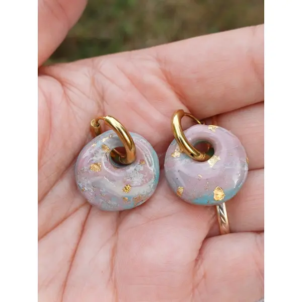 Boucles d'oreilles créoles petit donut en argile polymère marbré vieux rose vert d'eau beige et anneaux or en acier inoxydable ( 16mm )