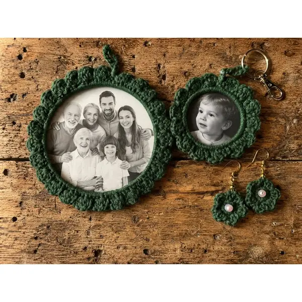 Coffret cadeau crocheté fait main — cadre photo, bijou de sac et boucles d’oreilles vintage