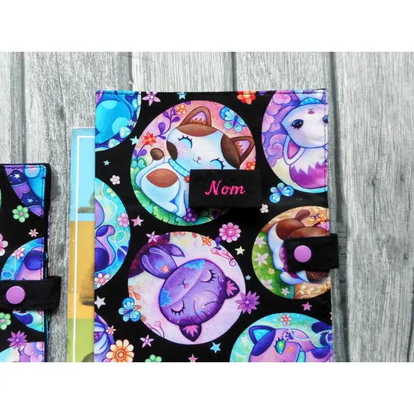 Protège carnet de santé pour chat, chats mignons bulles violet, etui passeport ou range ordonnances, nom brodé
