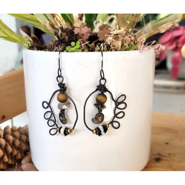 Boucles d'oreille créoles zen et grungy, avec perles herkimer diamant, ammonite, oeil de tigre ... : "ritournelles de l'imaginaire"