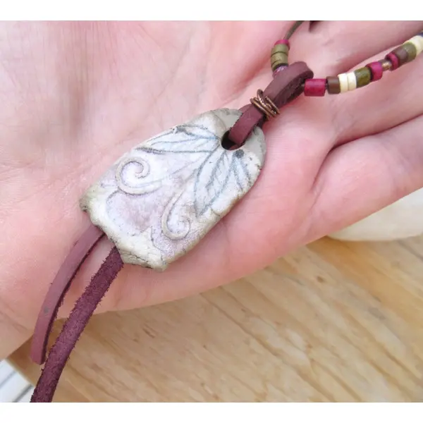 Secret poétique: un collier pour un sourire dans les yeux avec cette superbe céramique primitive