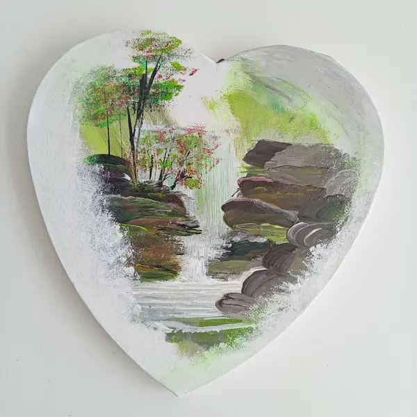 Suspension : coeur peint - chute d'eau 30x29 cm