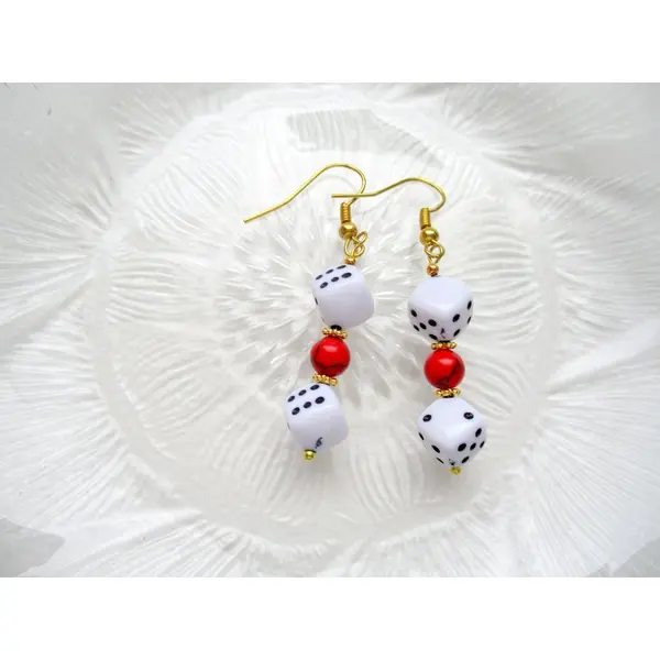 Ensemble de boucles d'oreilles pendant à perles en forme de dés. oreilles percées. personnalisable clips