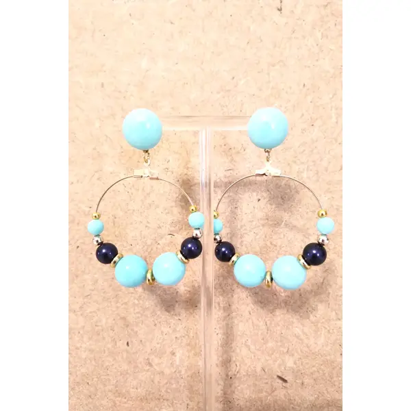 Boucles d'oreilles résine bleue sur créole acier inoxydable doré .