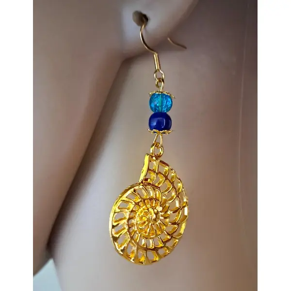 Boucle d'oreille escargot ajouré, perles en verre bleu, crochet en métal acier inoxydable doré