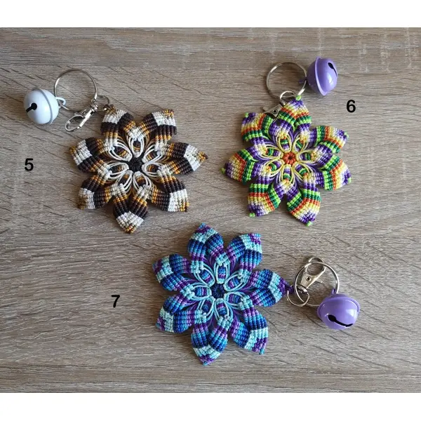 Mandala bijou de sac ou porte clefs, tissé de fil et d'intentions pour apaiser l'âme