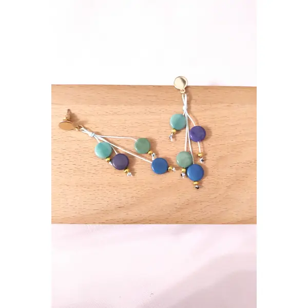 Boucles d'oreilles ivoire végétal bleu/vert , acier inoxydable doré , fil de nylon bleu clair .