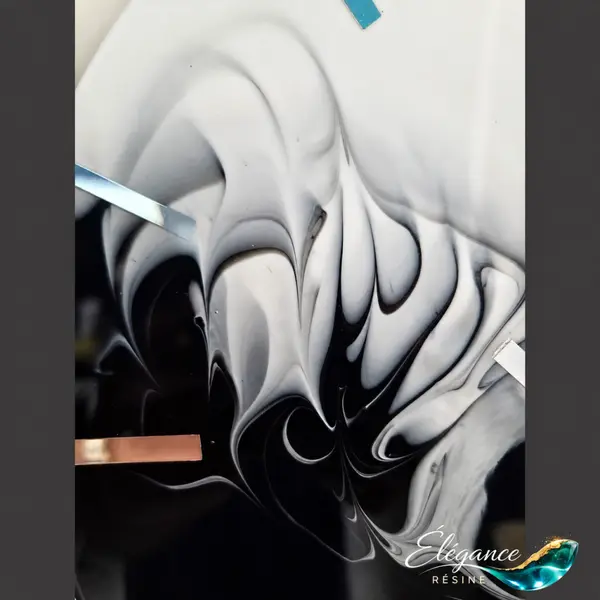 Horloge murale design 27cm en résine noire et blanche – éclipse d’encre