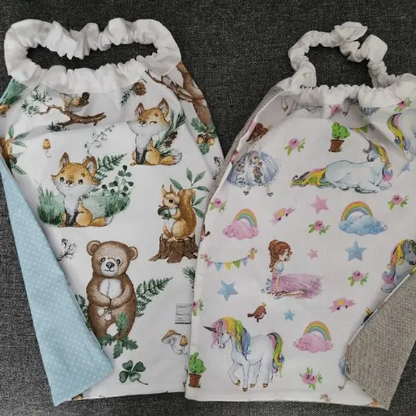 2 serviettes de table - grands bavoirs, serviettes cantine, maternelle, école, loisirs (thème : animaux de la forêt er licornes)