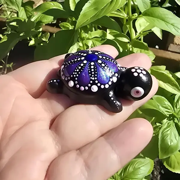 Petite tortue décorative – mandala violet iridescent et rose - peint à la main