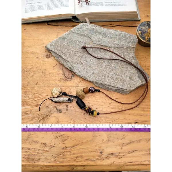 Un collier grigris minimaliste, unisexe et nature avec ces rares coquilles de mauritanie .. : "comme des echos de sables"