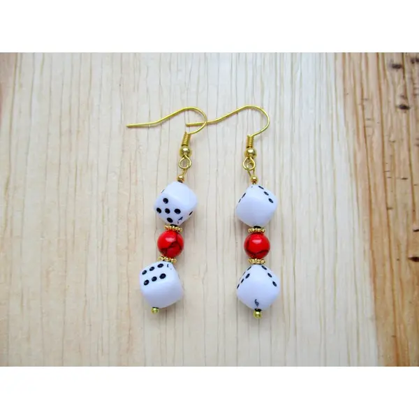 Ensemble de boucles d'oreilles pendant à perles en forme de dés. oreilles percées. personnalisable clips