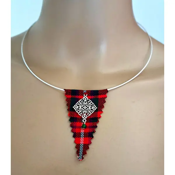 Collier triangle tissue vert, rouge, blanc, tour de cou semi-rigide blanc, rosace en métal argenté, fermoir à vise métal