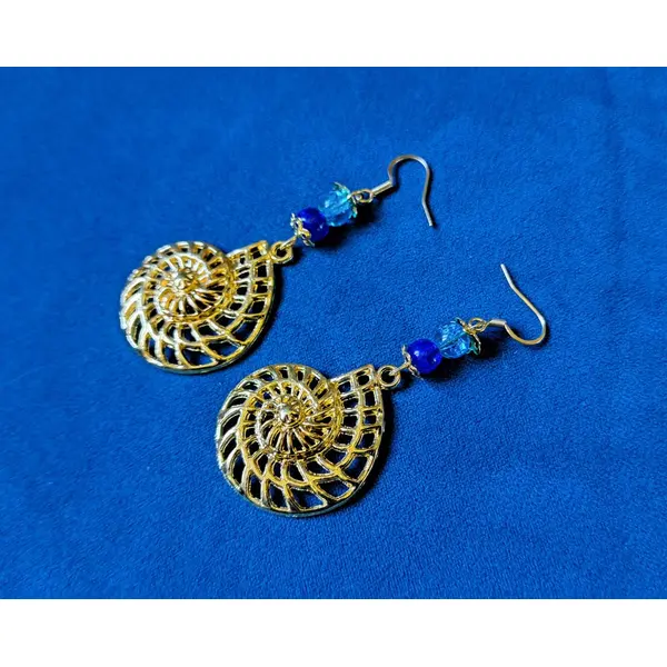 Boucle d'oreille escargot ajouré, perles en verre bleu, crochet en métal acier inoxydable doré